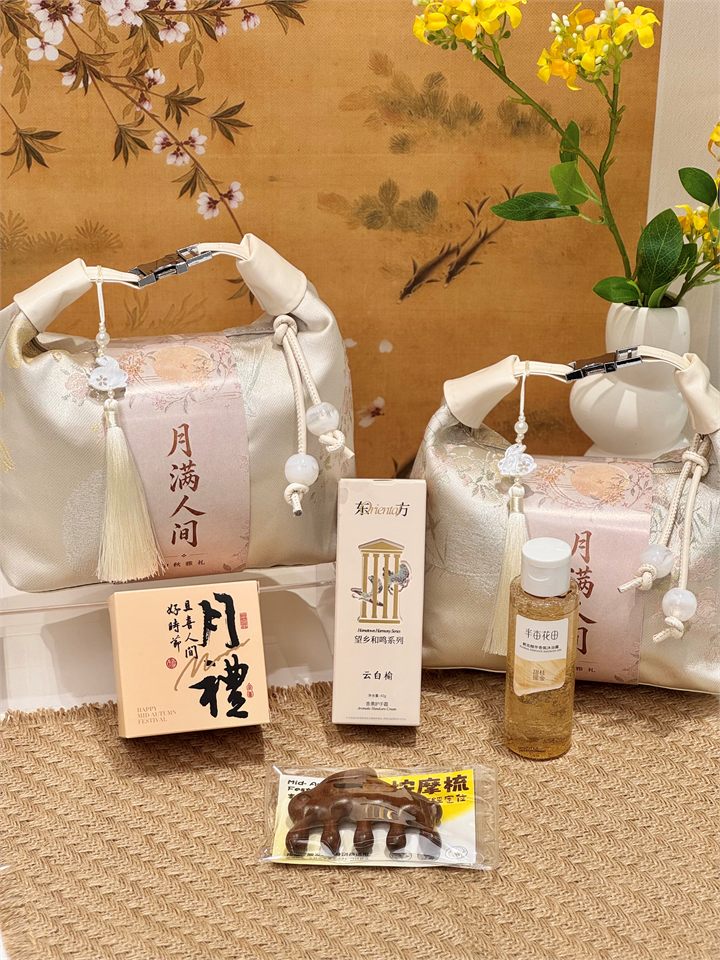 月饼&times;1 &middot; 云白榆护手霜 &middot; 半亩花田沐浴露 礼盒